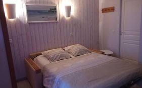 Studio lumineux idéalement situé (golf et plage).